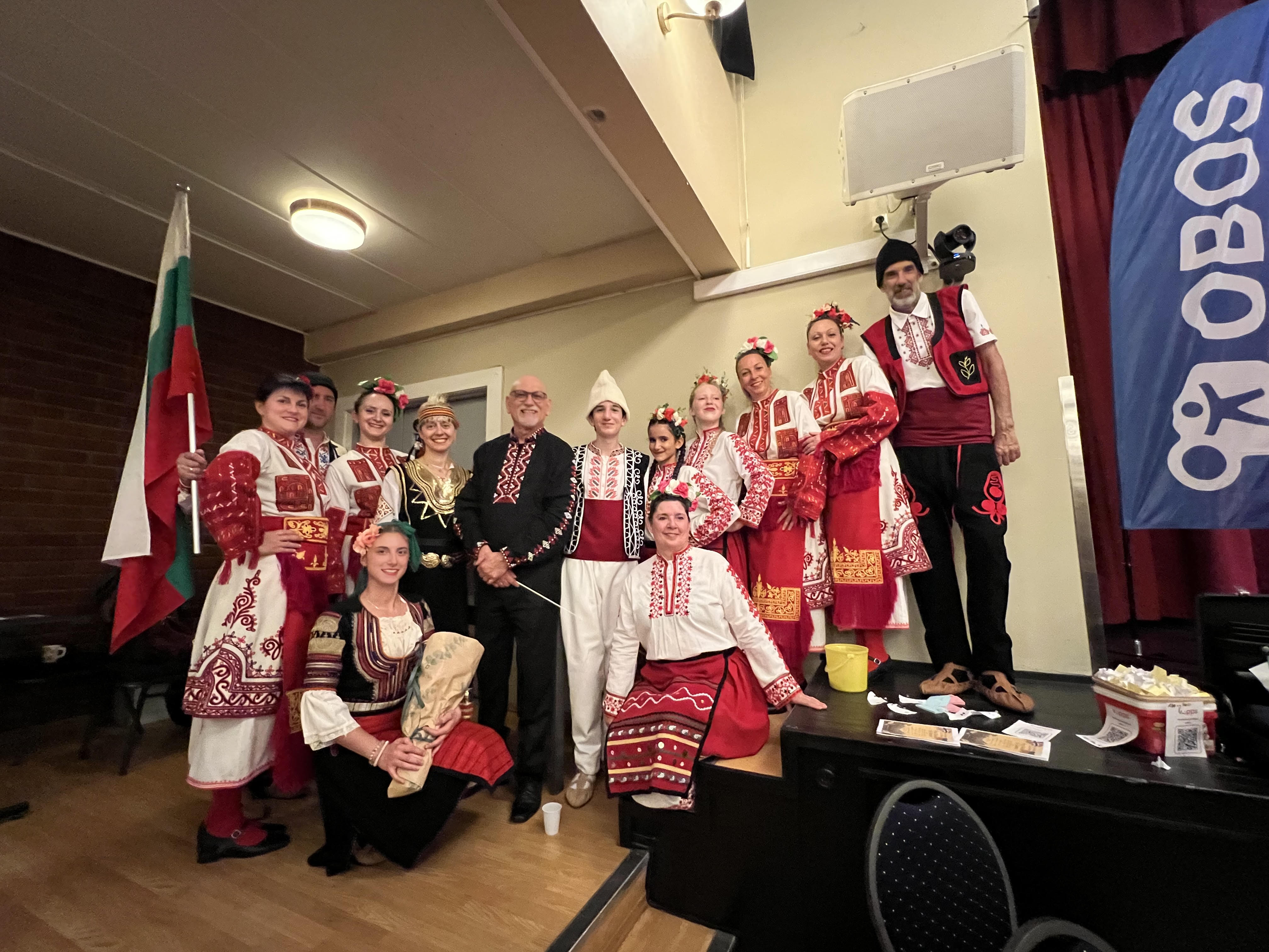 Den bulgarske dansegruppen I-HA opptrer til musikken